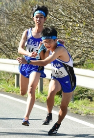 男子・明石清水の２区八田響太選手（左）からたすきを受け取る３区原嶋一輝選手＝丹波篠山市内