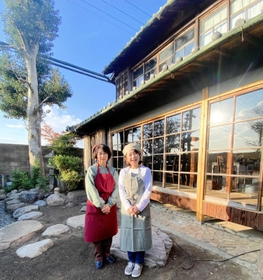 古民家を再生し、カフェを開いた平田朋子さん（左）と上林理恵さんの姉妹＝神戸市西区平野町黒田