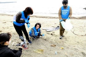 オンライン配信では海辺に散在するプラごみの問題について取り上げられた＝明石市船上町