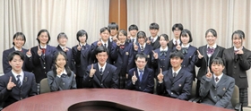 寄付を呼び掛ける高校生と山本育海さん（最前列右から３人目）＝明石市役所