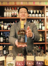 スモーキーな味わい。林寛三さんが樽で購入したオリジナルのウイスキー＝明石市東仲ノ町