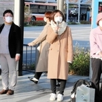 衆院選の投開票から一夜明け、明石駅前でマイクを握る福原由加利氏（中央）＝明石市大明石町１