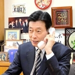 ７選を果たした衆院選の投開票から一夜明け、神戸新聞社の電話取材に応じる西村康稔氏＝東京都千代田区（西村氏の事務所提供）