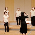 清らかな歌声を響かせる出演団体＝明石市中崎１
