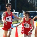 男子・明石高専の２区山口大空選手（左）からたすきを受け取る３区二井智央選手＝丹波篠山市内（撮影・坂井萌香）