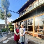 古民家を再生し、カフェを開いた平田朋子さん（左）と上林理恵さんの姉妹＝神戸市西区平野町黒田