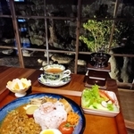 多種類のスパイスを使い、旬のキノコのソテーを添えた薬膳カレー（平田朋子さん提供）