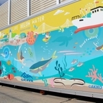 「明石の海」をテーマとする絵について解説する都あきこさん＝明石市中崎１