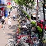 ２００４年当時、放置自転車がずらりと並ぶ国道２号沿いの歩道＝明石市大明石町１（明石市提供）