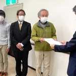 伐採計画の見直しを求め、要望書を手渡す小林禧樹代表（右から２人目）ら＝明石公園