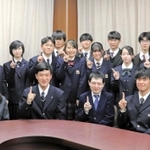 寄付を呼び掛ける高校生と山本育海さん（最前列右から３人目）＝明石市役所