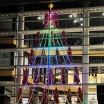 街の玄関口を華やかに照らすクリスマスツリー形のイルミネーション＝明石市大明石町１