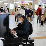 明石駅構内に設置されたストリートピアノ。演奏に誘われ、立ち止まる通行人の姿も＝明石市大明石町１
