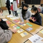 プロジェクトをどう進めるべきかなど悩みながらゲームを進める参加者＝明石市相生町２