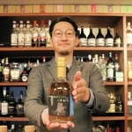 スモーキーな味わい。林寛三さんが樽で購入したオリジナルのウイスキー＝明石市東仲ノ町