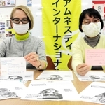 政府への要望や不当に拘束されている人を支援する手紙を募る平石いづみさん（左）ら＝明石市東仲ノ町
