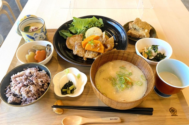 塚本さんが「わが家でつくってきた献立ばかり」というランチ＝明石市大久保町西島