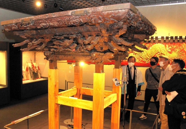 名彫刻師小松源助の墨書が見つかった大久保町福田地区の雲板・狭間彫刻＝明石市上ノ丸２