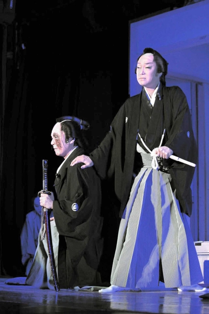 芝居「喧嘩屋五郎兵衛」を熱演する里見直樹座長（右）と里見龍星座長＝明石市本町１、明石ほんまち三白館