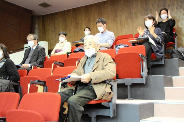 旧優生保護法被害者支援条例案が可決となる瞬間を見守る小林宝二さん（中央）＝明石市議場傍聴席
