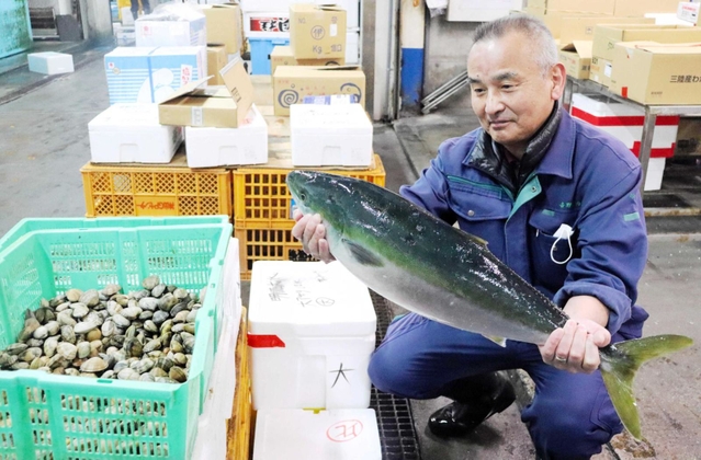 正月の縁起物などが並ぶ市場＝明石市藤江