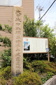 明石郡小学校長会が建立した国内で最初の子午線標識＝明石市天文町２