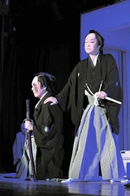 芝居「喧嘩屋五郎兵衛」を熱演する里見直樹座長（右）と里見龍星座長＝明石市本町１、明石ほんまち三白館
