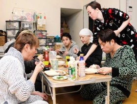 昼公演の終了後、舞台裏で食卓を囲む団員＝明石市本町１、明石ほんまち三白館
