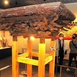 名彫刻師小松源助の墨書が見つかった大久保町福田地区の雲板・狭間彫刻＝明石市上ノ丸２