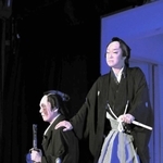 芝居「喧嘩屋五郎兵衛」を熱演する里見直樹座長（右）と里見龍星座長＝明石市本町１、明石ほんまち三白館