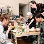 昼公演の終了後、舞台裏で食卓を囲む団員＝明石市本町１、明石ほんまち三白館