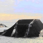 ノリ網をくぐる刈り取り専用の潜り船＝明石市沖