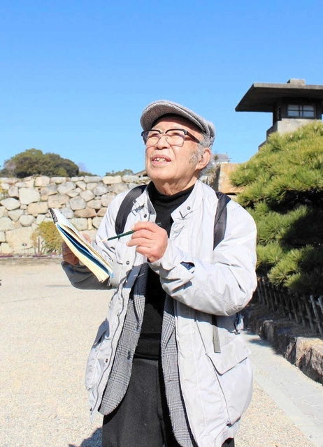 県立明石公園で、スケッチブックを手に震災当時を振り返る伊藤太一さん＝明石市明石公園