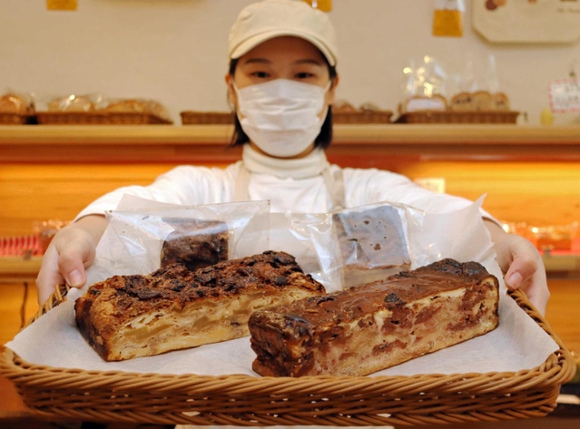 クロワッサンを使ったケーキ。フードロス削減の一環で商品化にこぎ着けた＝明石市桜町