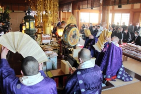 家内安全や商売繁盛を祈って執り行われた毘沙門天祭会＝明石市林２
