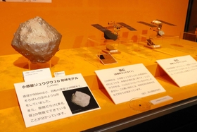 そろばんの玉の形をした小惑星りゅうぐうと、はやぶさ２の立体模型＝明石市人丸町