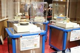 小惑星りゅうぐうの砂を地球に持ち帰った実物カプセル＝明石市人丸町