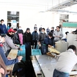 次々に競り落とされていく魚＝明石市岬町、明石浦漁業協同組合