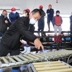 初競り開始直前、魚が運ばれて来るレーンを酒で清める戎本裕明組合長＝明石市岬町