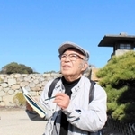 県立明石公園で、スケッチブックを手に震災当時を振り返る伊藤太一さん＝明石市明石公園