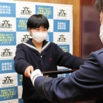 感謝状を受け取る岸本悠花さん＝加古川市加古川町粟津