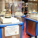 小惑星りゅうぐうの砂を地球に持ち帰った実物カプセル＝明石市人丸町