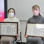 感謝状を受け取った高橋智恵子さん（右）と長峰真知子さん＝明石市藤江