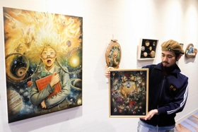 幻想世界を細部までリアルに描いた野口晋司さん＝明石市大明石町２