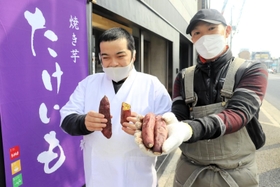 焼き芋を販売する就労継続支援Ｂ型事業所「おりづる」を開設した中野勇さん（右）＝明石市松の内１