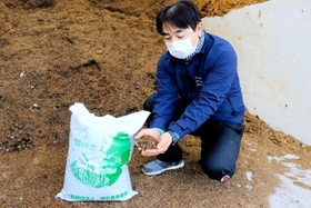 馬のふんを発酵させてつくった堆肥「畑の恋人」。今年も３月５日に先着１００人に提供される＝明石市大久保町松陰