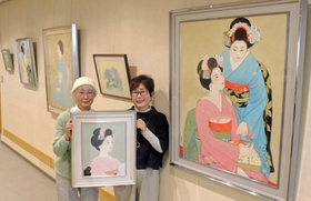 亡き母が残した日本画の個展を開いた三女の山本りえ子さん（右）と長女の原田律子さん＝明石市東仲ノ町