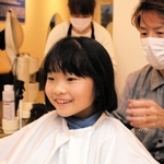 カット後「すっきりした」と笑顔の望心さん＝明石市大久保町江井ヶ島