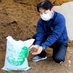 馬のふんを発酵させてつくった堆肥「畑の恋人」。今年も３月５日に先着１００人に提供される＝明石市大久保町松陰
