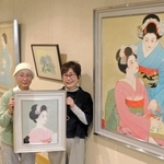 亡き母が残した日本画の個展を開いた三女の山本りえ子さん（右）と長女の原田律子さん＝明石市東仲ノ町